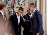 El tenista español Carlos Alcaraz saluda al rey Felipe VI tras ganar el US Open de 2022.