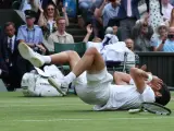 Alcaraz celebra la victoria sobre la hierba de Wimbledon.