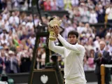 Alcaraz eleva su primer trofeo de Wimbledon, su segundo 'grande' después del US Open (2022).