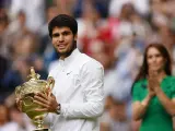 Wimbledon (United Kingdom), 16/07/2023.- Carlos Alcaraz of Spain celebrates with his trophy after winning his Men's Singles final match against Novak Djokovic of Serbia at the Wimbledon Championships, Wimbledon, Britain, 16 July 2023. (Tenis, España, Reino Unido) EFE/EPA/TOLGA AKMEN EDITORIAL USE ONLY EDITORIAL USE ONLY