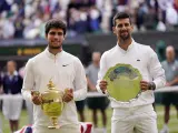Carlos Alcaraz y Novak Djokovic posan con los trofeos de campeón y subcampeón, respectivamente.