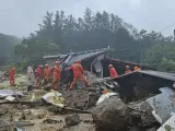 Tras tres días de intensas precipitaciones monzónicas, que han causado deslizamientos e inundaciones, las autoridades han decretado el nivel máximo de desastre natural. Al menos 33 personas han perecido ahogadas o sepultadas por la tierra.