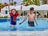 ¿Puede mi hijo traerse a amigos todos los días a la piscina de la comunidad?