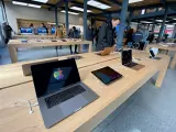 Varios ordenadores `McBook´ y tablets `iPad´en la tienda de Apple en la Puerta del Sol, en Madrid (España)
