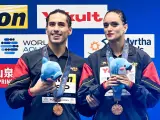 Dennis González y Mireia Hernández presumen de medalla tras la prueba.