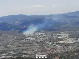 Los Bombers trabajan en un incendio forestal en Sant Vicenç dels Horts (Barcelona) con 24 dotaciones.