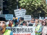 Manifestantes con pancartas contra la reforma de pensiones en Madrid en abril de 2023.