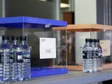 Urnas y botellas de agua dispuestas para los miembros de las mesas electorales durante el montaje del colegio electoral para las Elecciones Generales del 23J.