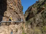 Caminando por la pasarela dentro del impresionante ca&ntilde;&oacute;n del r&iacute;o Vero de Alqu&eacute;zar (Huesca)