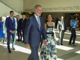 Los reyes Felipe VI (i) y Letizia (d) inauguran la Galer&iacute;a de las Colecciones Reales, este martes en el Palacio Real de Madrid. EFE/ Borja S&aacute;nchez-Trillo