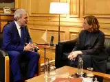 El alcalde de Barcelona, Jaume Collboni reunido con la exalcaldesa, Ada colau.