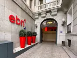 Macetas y logo de EBN Banco en la entrada de la sede en Madrid en el Paseo de Recoletos