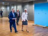 Luis de Guindos, vicepresidente del BCE, y Christine Lagarde, presidenta, caminan a la rueda de prensa de este jueves 27 de julio en Fráncfort.