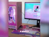 Esta joven de 24 años se pasó toda una semana construyendo un ordenador completamente funcional con calcomanías rosas y una muñeca en su interior.