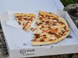 Restos de pizza en una caja.