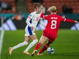 La suiza Nadine Riesen, defiende a la noruega Caroline Graham Hansen durante el Mundial femenino.