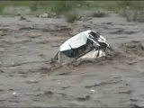 Las autoridades y los residentes del norte de China se encuentran en alerta m&aacute;xima debido a las lluvias y tormentas m&aacute;s intensas de la &uacute;ltima d&eacute;cada en la regi&oacute;n, que dejaron al menos dos fallecidos y m&aacute;s de 100.000 personas evacuadas. Los remanentes del tif&oacute;n Doksuri, que toc&oacute; tierra el viernes por la ma&ntilde;ana en la costa de la ciudad de Jinjiang, en la provincia suroriental de Fujian, avanzan por el centro y norte del pa&iacute;s, informa la agencia estatal de noticias Xinhua.