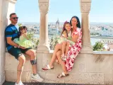 Natalia y Alberto con sus hijas en Budapest.