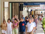 La llegada de turistas se eleva un 23,7% y el gasto sube pero no llega a cifras preCovid