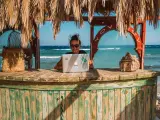 Habitualmente imaginamos a estos trabajadores sentados en una playa tomando mojitos con un ordenador, pero ellos desmienten esa idea: "Si puedes ver romper una ola, no estás haciendo el trabajo"