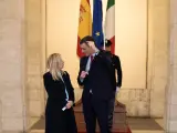 Meloni escucha las explicaciones de Sánchez en la cumbre Italia-España de abril.
