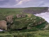 Ruinas del molino de agua Bolao y las cataratas en los acantilados del norte de España, Cóbreces, Cantabria