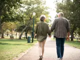 Una pareja de personas mayores paseando