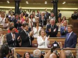 Los diputados del PP aplauden a su líder, Alberto Núñez Feijóo, a su llegada al Congreso de los Diputados para asistir a la votación de la Mesa de la Cámara y el acatamiento de la Constitución.