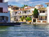 Bautizado como la "Venecia española", Ampuriabrava es un destino español que te atrapará desde el primer momento. Situado en la costa de Girona, este lugar se convierte en un destino atractivo por sus canales navegables y la gran oferta de planes.
