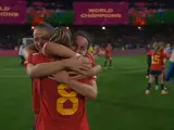 Abrazos de la selección española tras ganar el Mundial.