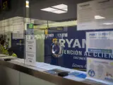 Ventanilla de Ryanair en el Aeropuerto Josep Tarradellas Barcelona-El Prat, a 8 de agosto de 2022