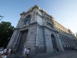 El Banco de España entre la calle de Alcalá y la plaza de Cibeles, a 24 de julio de 2021, en Madrid (España).