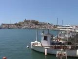 Detrás de la imagen de paraíso turístico, Ibiza esconde otra cara. El precio de alquiler de una vivienda y, sobre todo en estos meses de verano, es inalcanzable para la inmensa mayoría. Ante la imposibilidad de pagarse un alquiler, se ven obligados incluso a acampar en la calle.