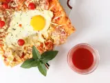 Minipizza casera con huevo, una receta en 5 minutos
