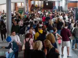 Largas colas en los puntos de atenci&oacute;n, decenas de personas pendientes de las pantallas de informaci&oacute;n y las cafeter&iacute;as de Atocha repletas de viajeros esperando a que los trenes volviesen a circular.