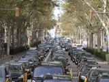 La marcha lenta de taxis, a su paso por la Gran Via de Barcelona.