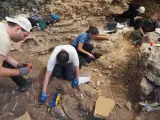 A lo largo de esta temporada se ha trabajado en cuatro yacimientos situados en el Calvero de la Higuera (Abrigo de Navalmaíllo, Cueva de la Buena Pinta, Cueva Des-Cubierta y Cueva Chica). En la foto, la excavaciones en la Cueva Chica.