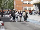 Varios alumnos pasean por Ciudad Universitaria de Madrid