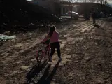 Una niña pasea por el sector 6 de la Cañada Real