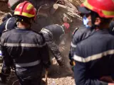 Equipos de rescate recuperan cuerpos de entre las ruinas de un edificio en Marrakech.