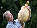 Gareth Griffin y su cebolla de 9 kilos.