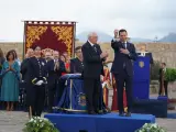 El presidente de la Junta, Juanma Moreno, recibe la Medalla de Oro de la Ciudad Autónoma de Melilla concedida a Andalucía.