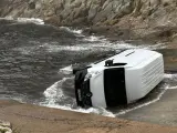 Furgoneta volcada en la cala de Aiguafreda de Begur (Girona).