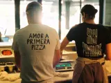 Los dueños de Infraganti preparando una pizza.