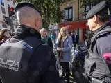 La vicealcaldesa, Inma Sanz, acompa&ntilde;ada de varios agentes de la Polic&iacute;a Nacional