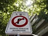 Una señal de 'Prohibido girar, excepto vehículos autorizados' en Madrid.