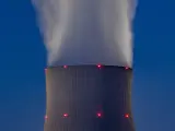 Vapor de agua en la torre de una central nuclear.