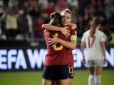 CÓRDOBA, 26/09/2023.- Las jugadoras de la selección española de fútbol Alexia Putellas (d) y Aitana Bonmatí celebran la victoria tras el encuentro de la UEFA Liga de las Naciones entre España y Suiza disputado este martes en el Estadio Nuevo Arcángel, en Córdoba. EFE/ Salas