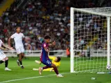 Lamine Yamal festeja el gol en propia meta de Sergio Ramos, que se lamenta por su error al fondo.