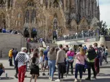 Turistas frente a la Sagrada Família en Barcelona